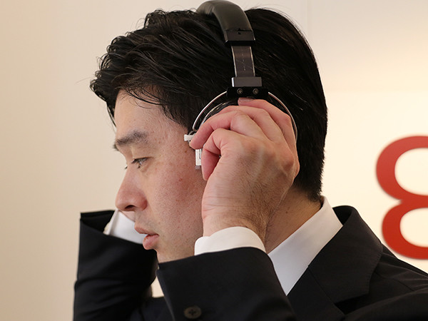 研究を重ねて開発された耳型採取器を装着する菅野氏。この器具で繊細な調整を行うことで、ドライバーの位置が決定する。