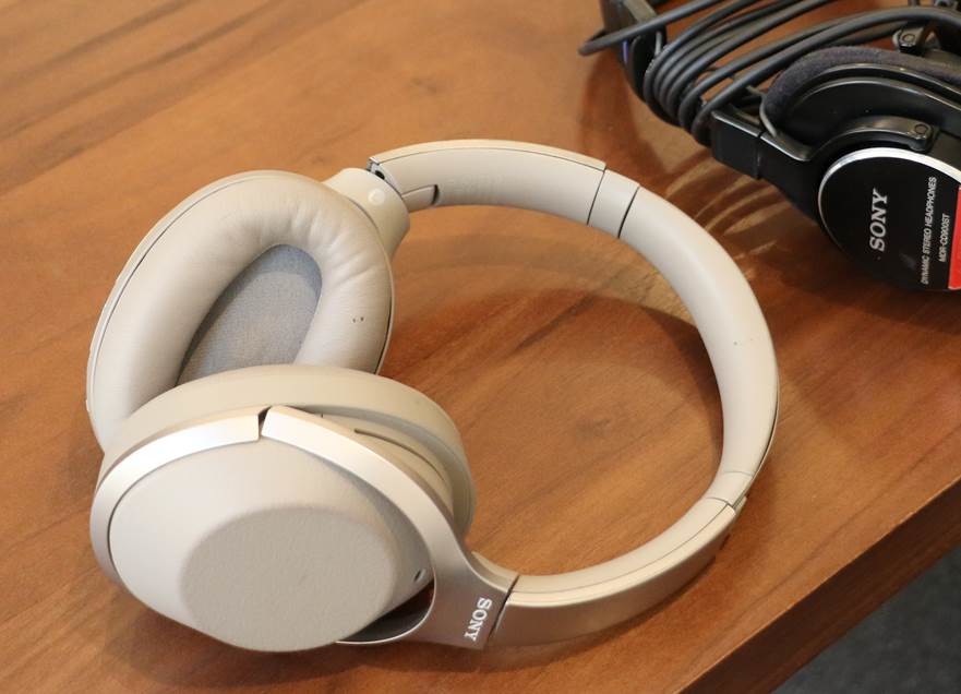 柴の私物のヘッドホンWH-1000XM2（手前）とMDR-CD900ST（奥）