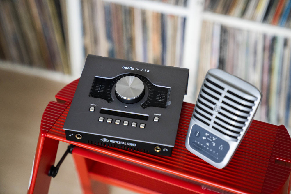 【写真左】オーディオインターフェース、Apollo twin X（Universal Audio）。声や楽器などのアナログの音をパソコンで使用する際に、高音質なデジタルデータとして変換できる機材。【写真右】コンデンサーマイク、MOTIV MV51（Shure）。パソコンやスマートフォンに接続して、歪みを極力抑えたクリアなサウンドで録音できるデジタルラージダイアフラム・コンデンサー・マイクロホン。真鍋氏がラジオを録音するときに使用するという。