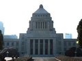 日本の国会議員には、もっとカネを払うべきである