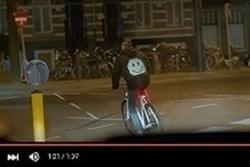 ながらスマホは危険」とスマジャケ開発 自転車大国オランダのアイデア