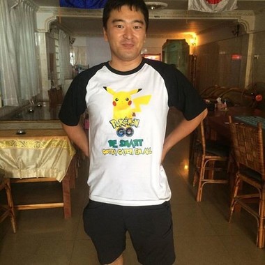 ポケモンGOのTシャツを着た筆者