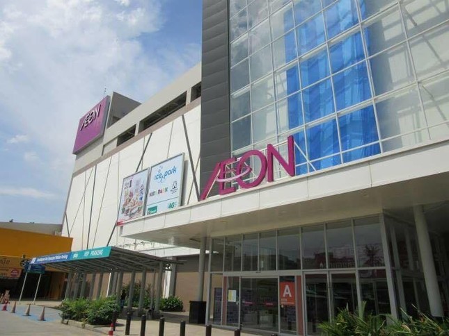 プノンペンのイオンモール。ここでも携帯が売られている