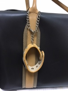 手袋ホルダー。鞄などに付けて用いる