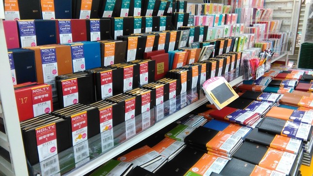 暮れには新しい年の手帳が並ぶ