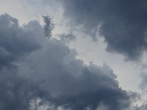 暗雲、立ち込める