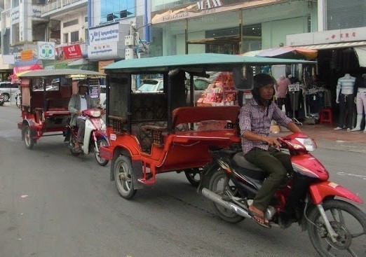 カンボジアの街を行く「トゥクトゥク」Uberの登場で失業するドライバーも……
