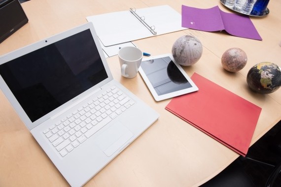 ノートパソコン抱えて、あちらこちらでお仕事中