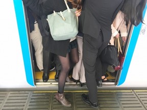 通勤時間が長い人ほど、足のニオイが臭い（画像はイメージ）
