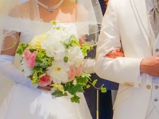 とにかく早く結婚に動け！（写真はイメージ）