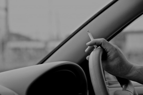 スマホを見ながらより危険な喫煙運転