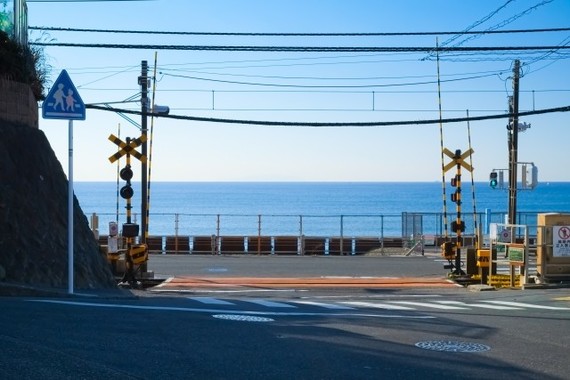 アニメ、「聖地巡礼」で地域経済にも好影響（写真は、スラムダンクの「聖地巡礼」江ノ電・鎌倉高校駅前の踏切）