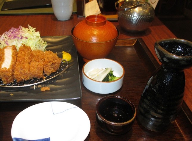 豚カツ屋で遭遇した徳利。腰がくびれ、かなり上げ底だった。