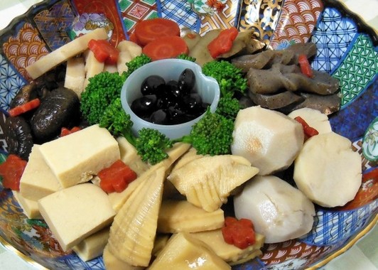 石川県の伝統工芸、九谷焼がおせち料理を引き立てる