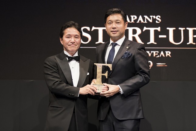  Forbes JAPAN「日本の起業家ランキング 2019」の授賞式（右が「アストロスケール」の岡田光信CEO）