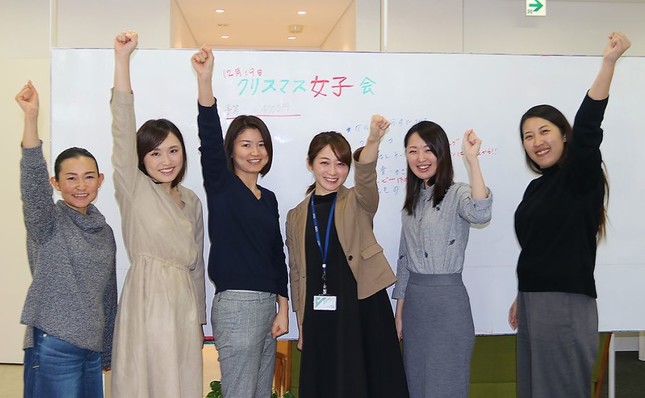 「女子会忘年会」企画で盛り上がる女性社員（東京・赤坂のサイエスト本社で）