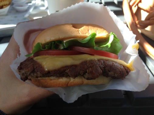 ハンバーガーとビールがよく合う！（写真はイメージ）