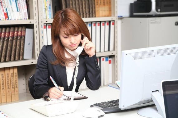 新入社員の第一歩は電話から（写真はイメージ）