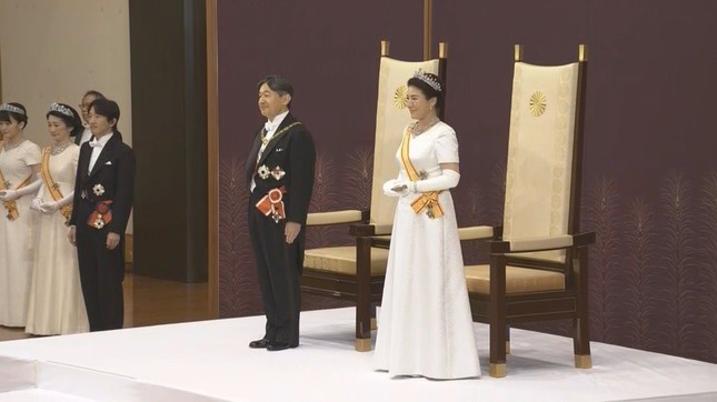 新しい天皇陛下は即位後朝見の儀で上皇さまの「強い御心」を受け継ぐ決意と述べた（2019年5月1日、皇居・松の間で）