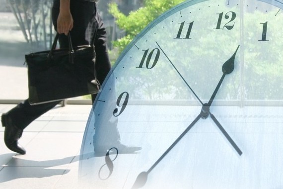 リモートワーク化で通勤などの移動時間削減により生産性の向上が望めるという（写真はイメージ）