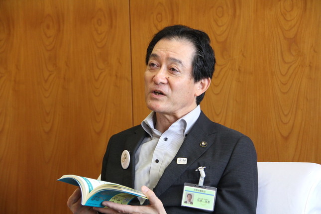 「日野市の等身大の姿が満載の一冊」と大坪冬彦市長は話す。