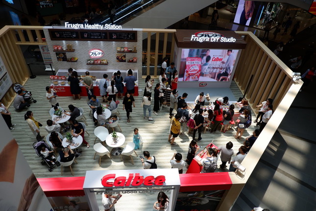 上海繁華街で開かれたフルグラのプロモーション。子供連れの若い夫婦の参加者が目立った