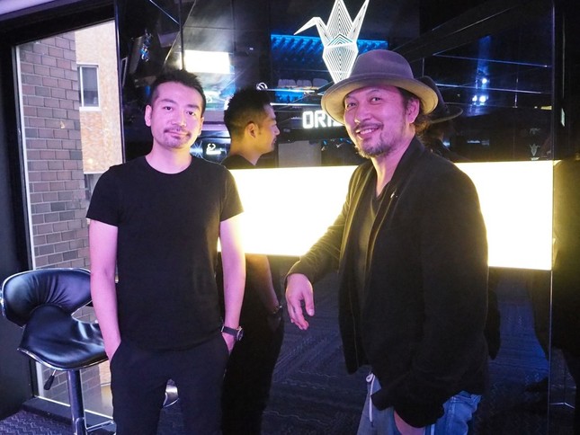 ORIZURUエンタテイメントのエグゼクティブ・ディレクターで現役DJの筒井亮さんと、ディレクターでデザイナーの秋葉達雄さん