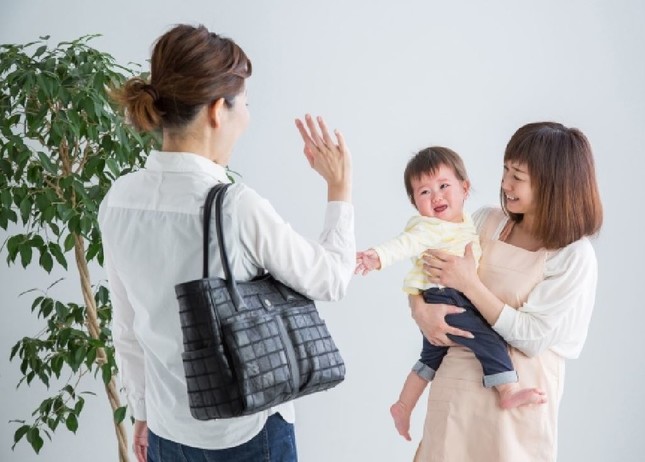 わが子を保育園に預けて出勤（写真はイメージ）
