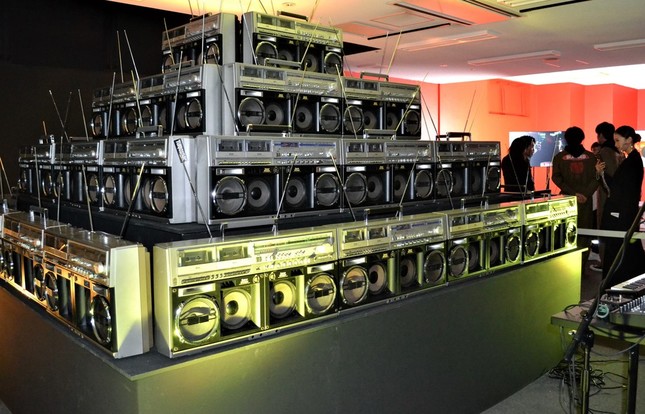 TURBOSONICとMARUOSAのコラボブース。大型ヴィンテージラジカセからビートの効いた音楽が飛びだす。