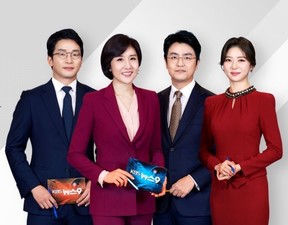 韓国初の女性メインキャスターになったイ・ソジョンさん（左から2人目、KBSの公式フェイスブックから）