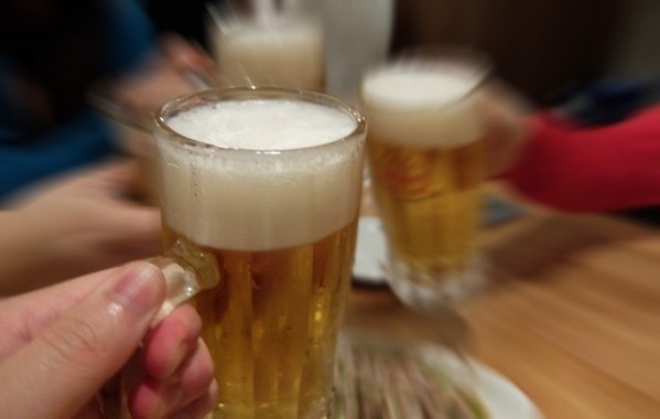 パワハラ上司は飲み屋で武勇伝を披露し、褒められるのを期待している？