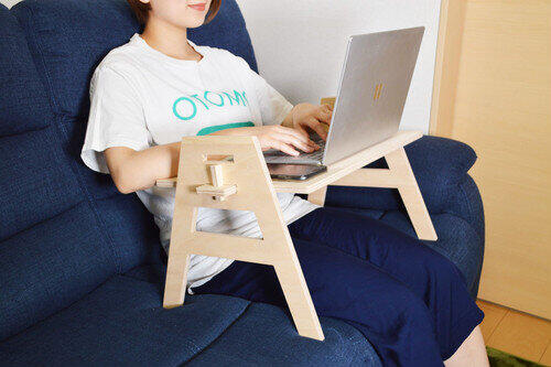 ソファに座りながら、ラクな姿勢で作業できる「WOOD LOW TABLE」