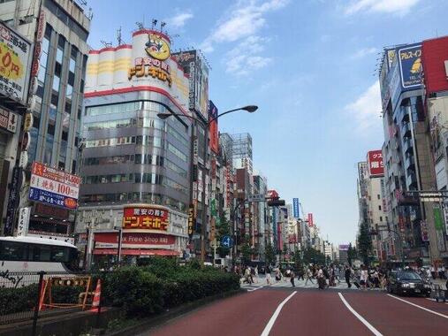 すっかりおなじみの「ドン・キホーテ」のテーマソング（写真は、新宿・歌舞伎町にあるドン・キホーテ）