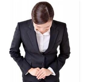 謝罪する店員（イメージ）