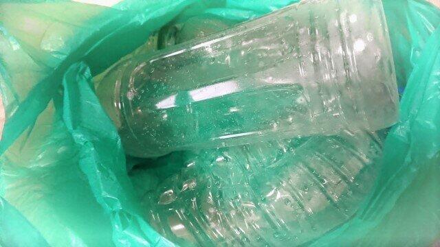 日本では清潔にしたペットボトルをゴミ出しする（写真はイメージ）