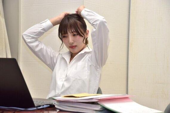 「今日も残業か」頭を抱える女性官僚（写真はイメージ）