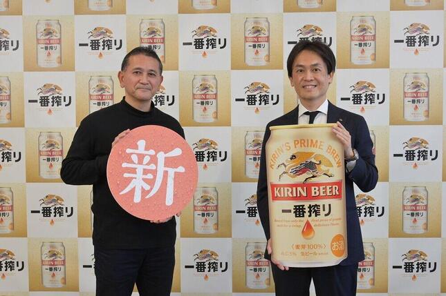 「一番搾り」のリニューアルを担当したキリンビールのマスターブリュワー、田山智弘氏(左)と、ビジネス概況説明を行ったマーケティング部長、山形光晴氏