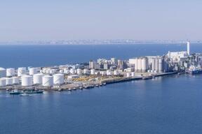 工場や貯蔵タンクが立ち並ぶ東京湾（写真はイメージ）