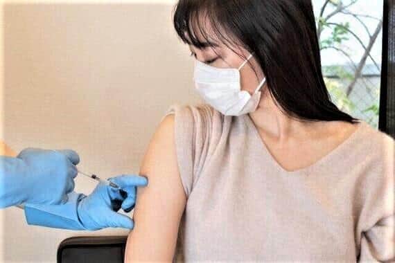 職場でワクチンを打つ女性（イメージ）