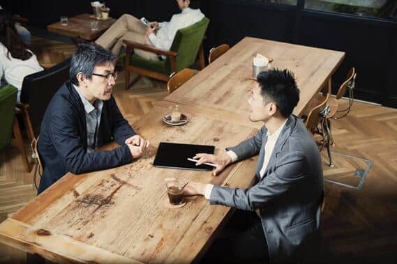 運用の話をする男性