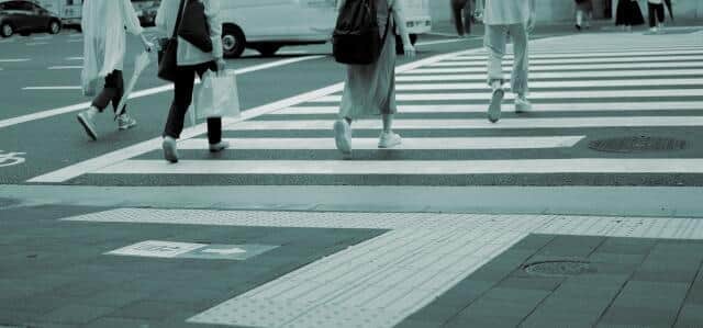 上手な履きこなしでカッコよくスニーカー通勤！