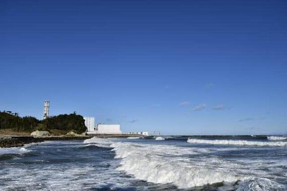 海から見た福島第一原子力発電所