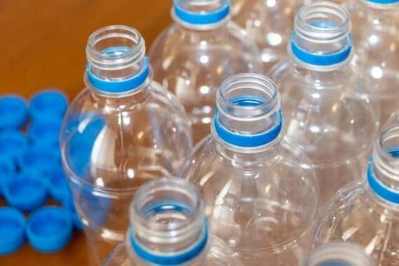 飲料業界は2030年までにペットボトルの再利用を50％にしていく目標を掲げている（写真はイメージ）