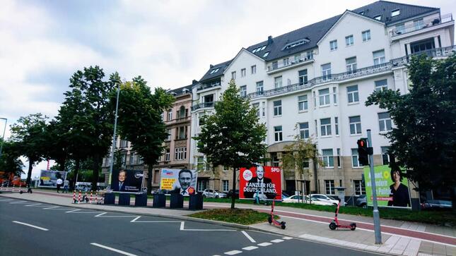2021年ドイツ総選挙の大型ポスター。運転中の有権者にアピールするため交通量の多い通り沿いに設置される。ドイツでは街宣車での選挙運動は見たことがない。