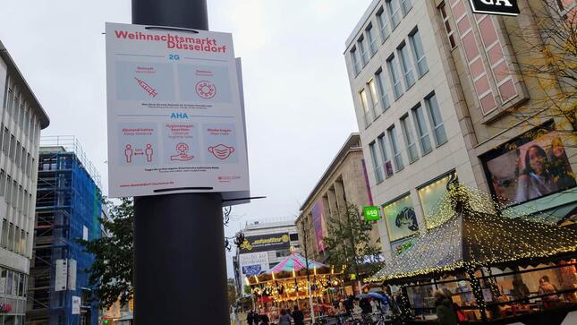 クリスマスマーケットに入場する人が守らなければならないルールが書かれた標識