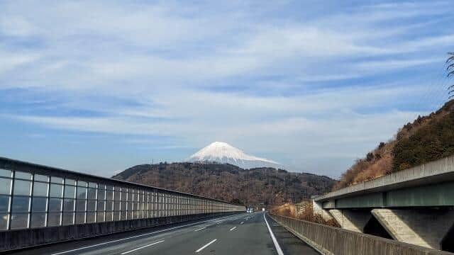 新東名高速道路から富士山を望む