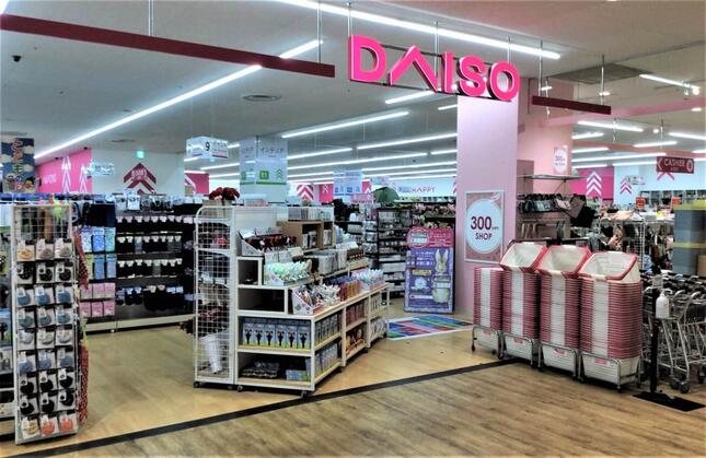 ショッピングセンターのワンフロアの半分近くを占めるダイソーの広々とした店舗（千葉県八千代市、2022年4月14日撮影）