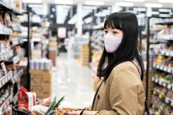 スーパーに並ぶ高い食品の買い物に悩む女性（写真はイメージ）