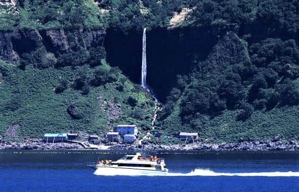 知床半島カシュニの滝の前を通る観光遊覧船