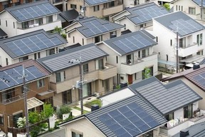東京都もこうなる？ 住宅の屋根にズラリと並ぶ太陽光発電パネル（写真はイメージ）